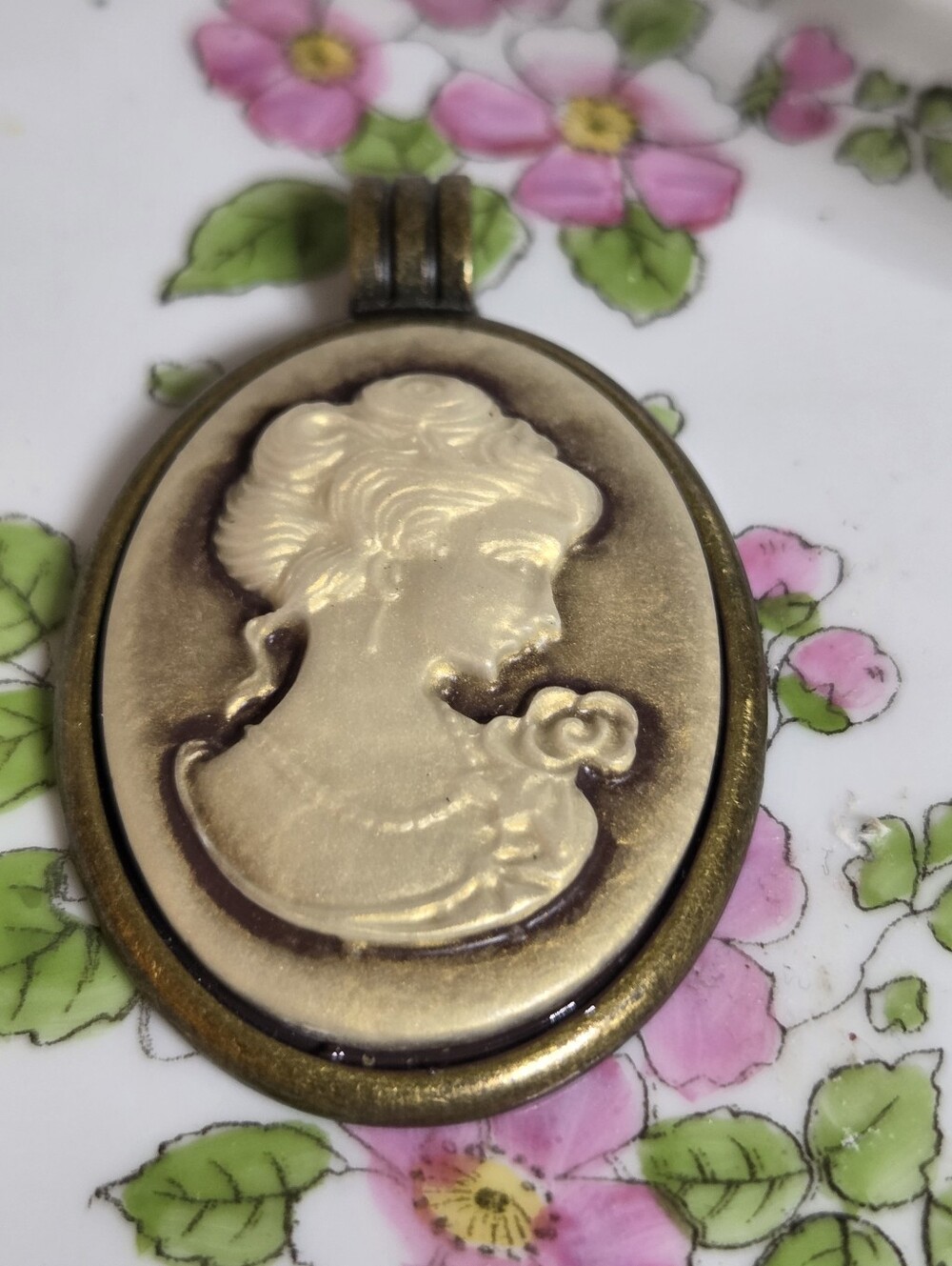 Vintage-Style Cameo Pendant Necklace in Gold and Bronze Tones